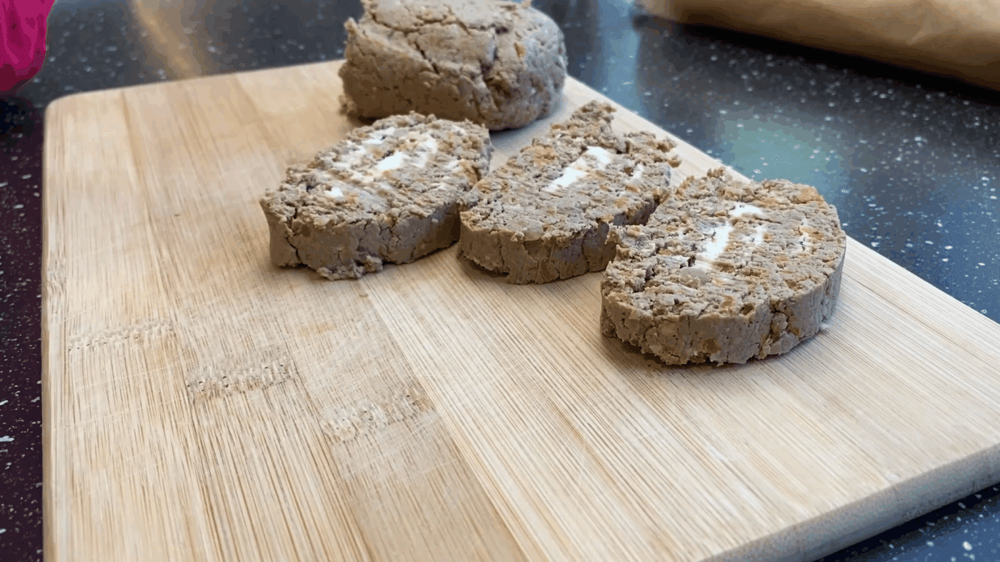 Кулінари розповіли, як приготувати смачний печінковий рулет із начинкою до столу