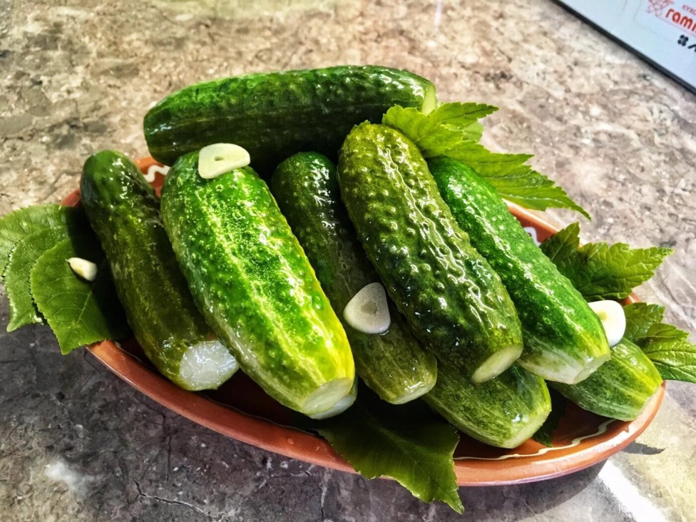 Кулінари розповіли, як приготувати смачні малосольні огірки на зиму – навіть розсіл буде смачний