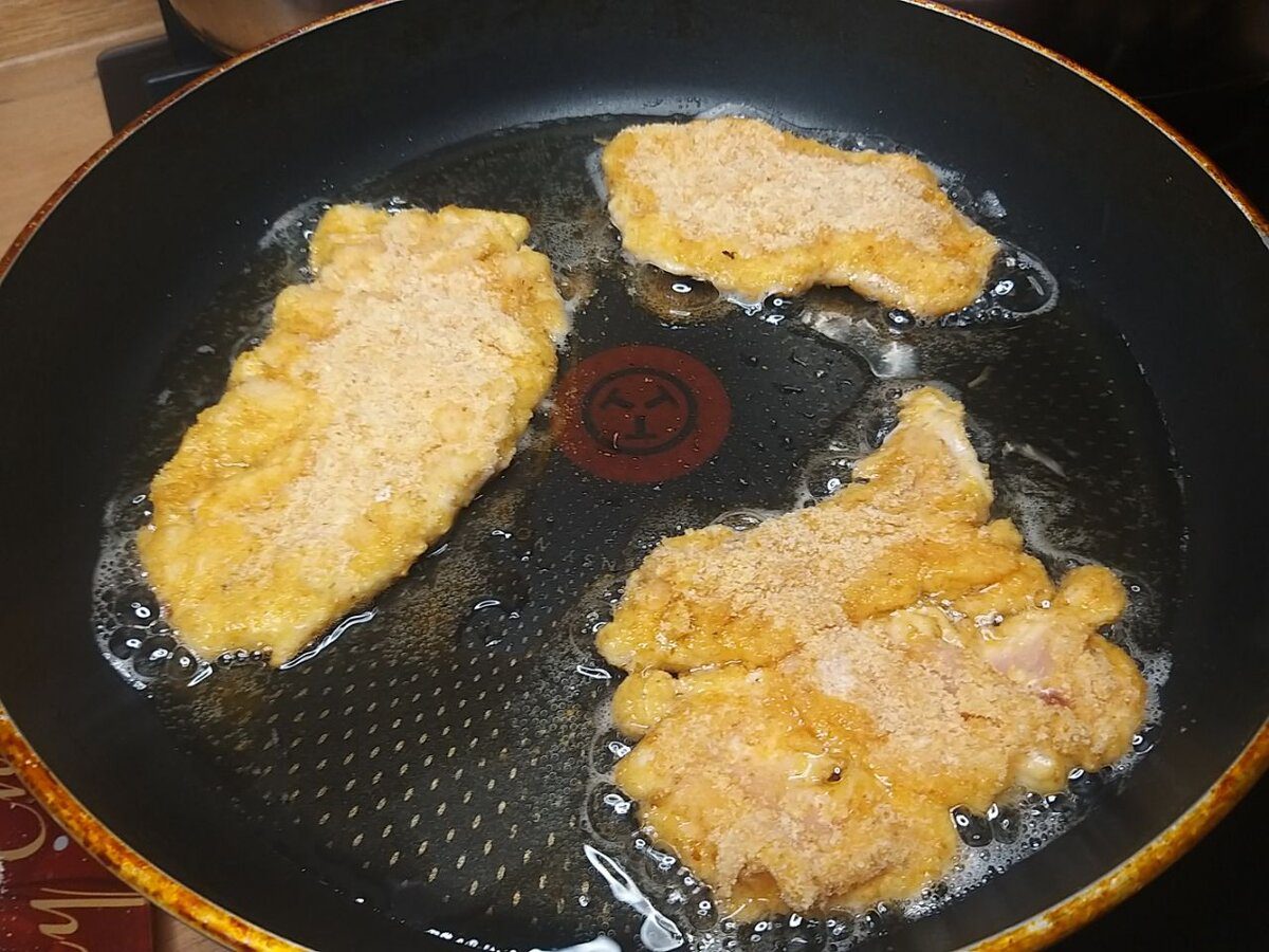 Експерти розповіли, як правильно готувати панірування для смачних і хрустких відбивних