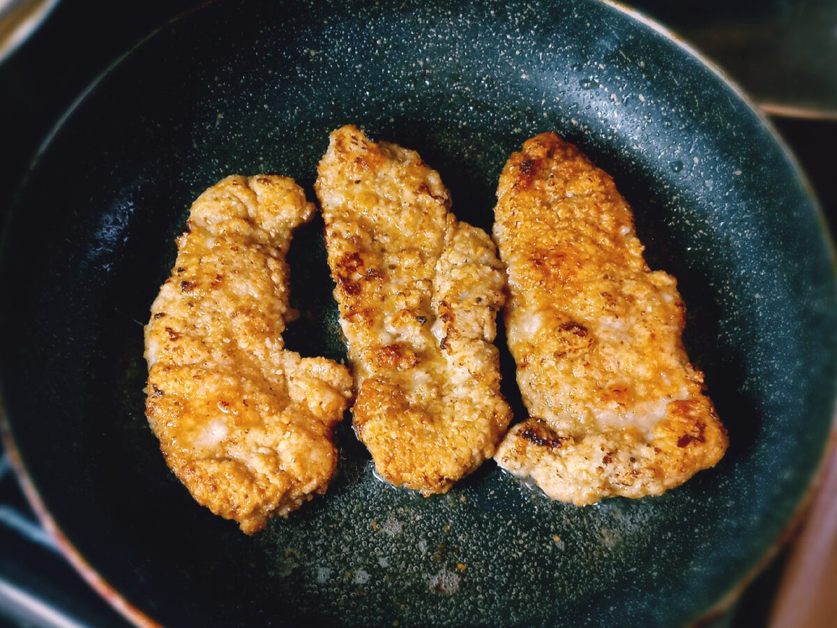 Експерти розповіли, як правильно готувати панірування для смачних і хрустких відбивних