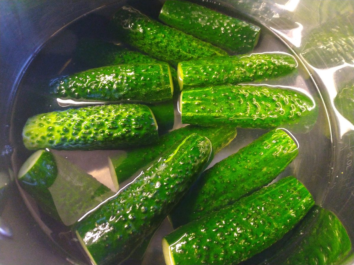 Рецепт хрумких засолених огірків у бочках