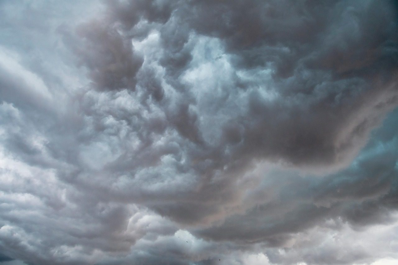 Синоптики розповіли, на яку погоду чекати українцям та в яких містах пройдуть сильні дощі