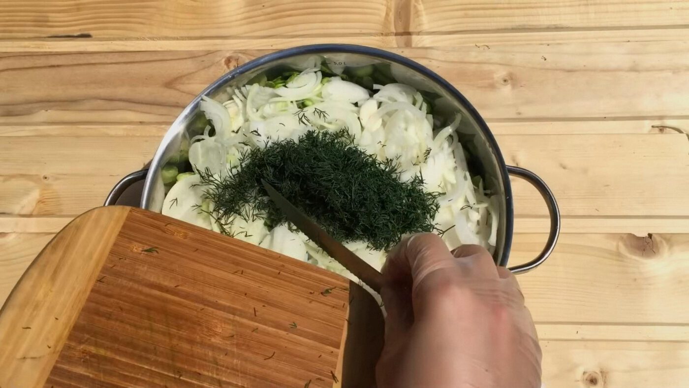 Кухарі показали, як правильно готувати Ніжинський салат для консервування