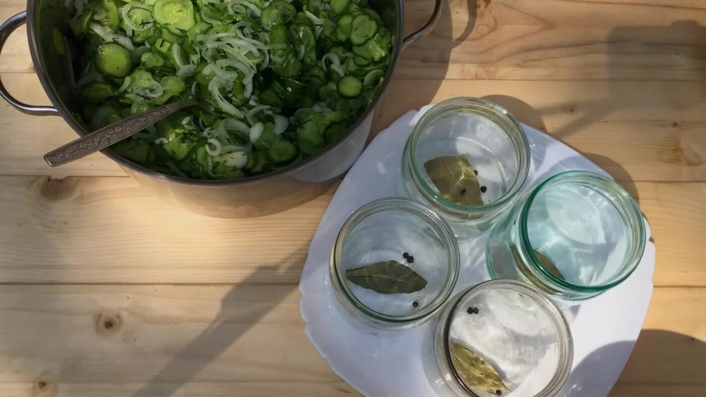 Простий та смачний рецепт салату з огірків на зиму