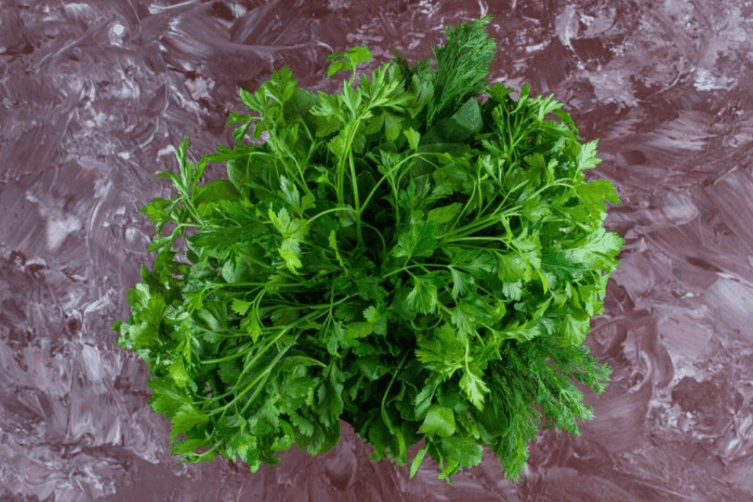 Господині розсекретили дієвий метод, як зберігати петрушку свіжою тривалий час