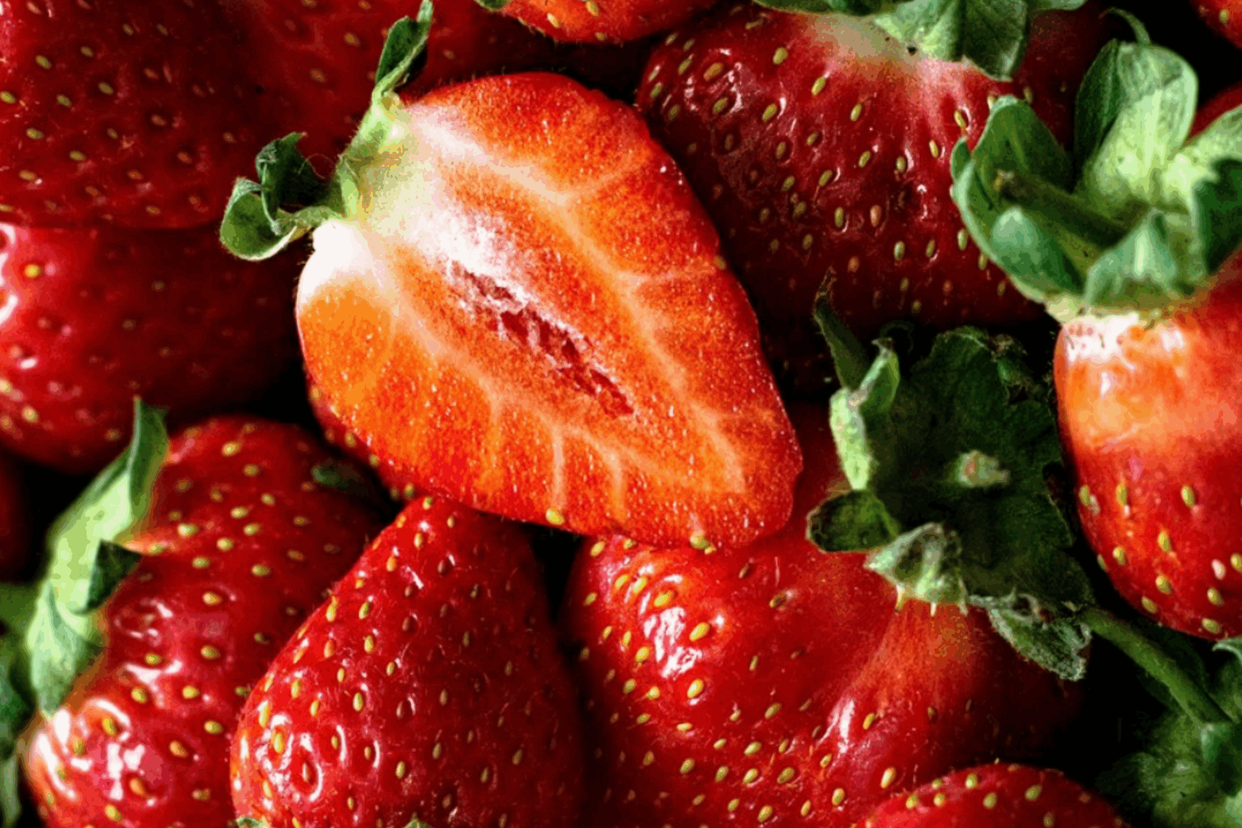 Господині розсекретили дієвий спосіб, як заготовити полуницю на зиму