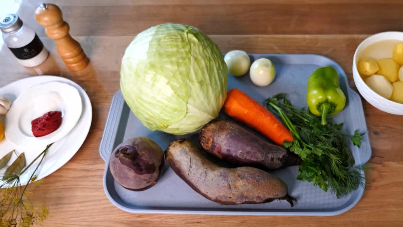 Господині показали, як приготувати смачний борщ без м'яса