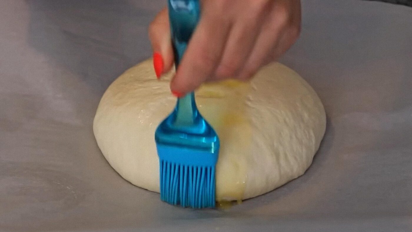 Господиня поділилася швидким рецептом хліба на кефірі