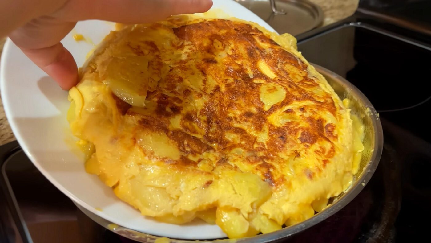 Рецепт швидкого поживного омлету на сніданок