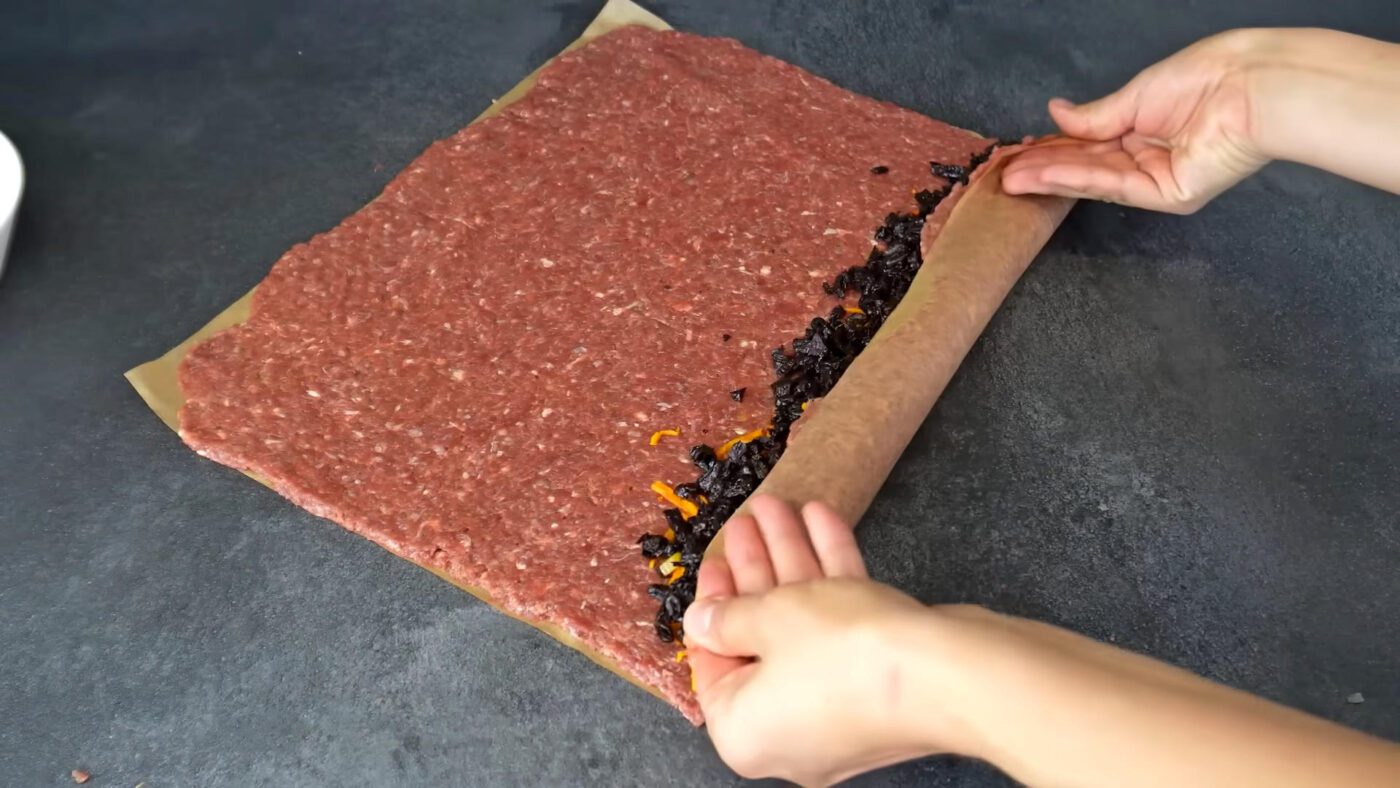 Покроковий рецепт м'ясного рулету з начинкою