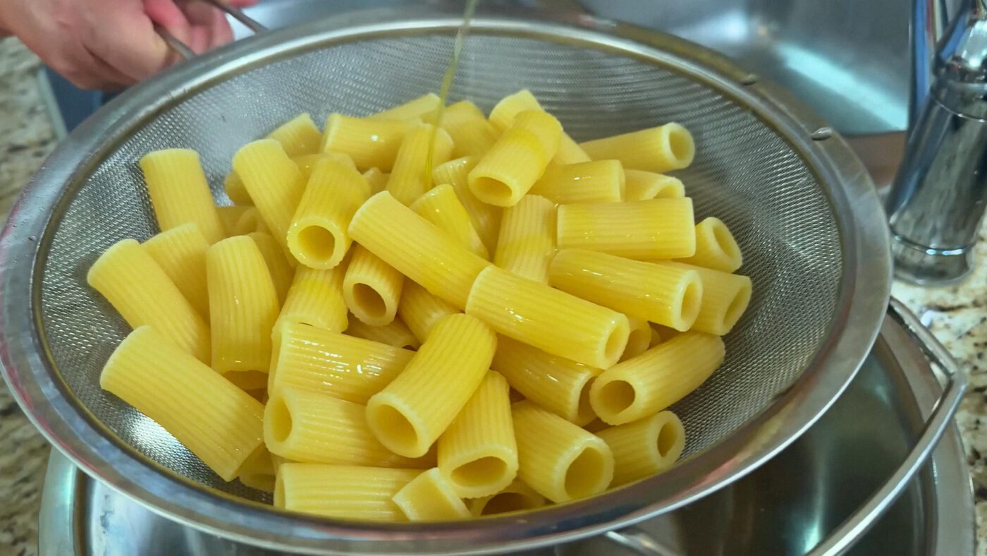 Макарони з вершковим соусом та курячим м'ясом