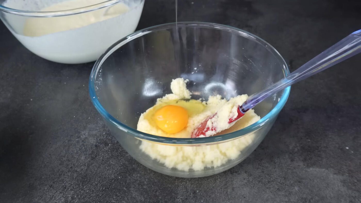 Простий пиріг на кефірі з манкою та одним яйцем