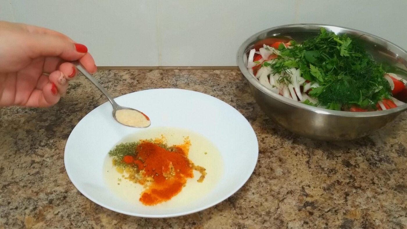 Кулінари показали, як приготувати смачну заправку для салату з помідорів