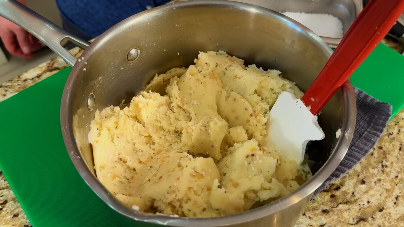 Господині показали, як приготувати ідеальне тісто та смачну начинку для вареників