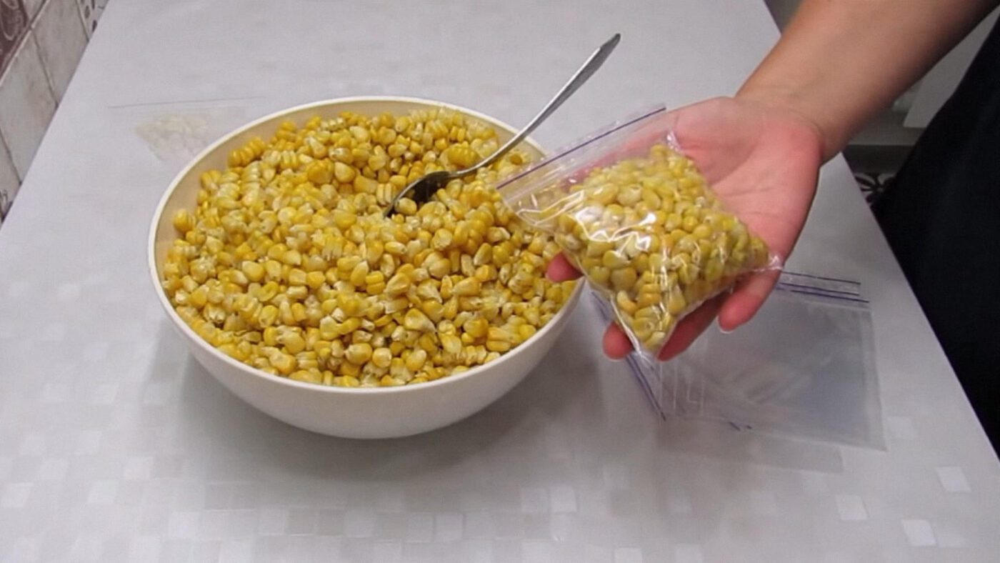 Господині показали, як заморозити кукурудзу на салати