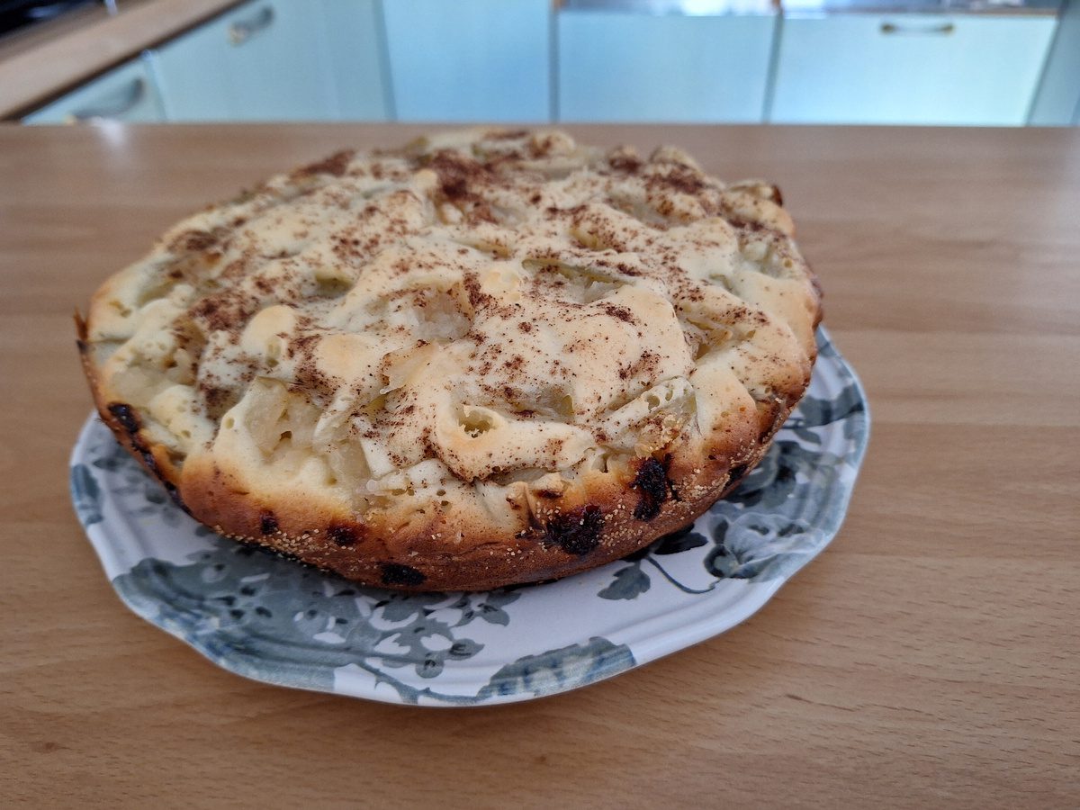 Господині розповіли, як приготувати ароматну та смачну яблучну шарлотку з мінімуму тіста