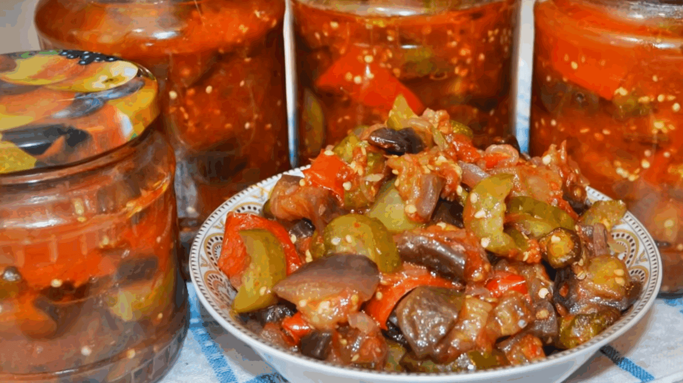 Господині розповіли, як приготувати смачний салат з огірків та баклажанів на зиму