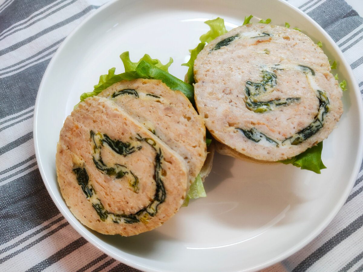 Кулінари розповіли, як приготувати смачні та соковиті курячі рулетики з доступних продуктів