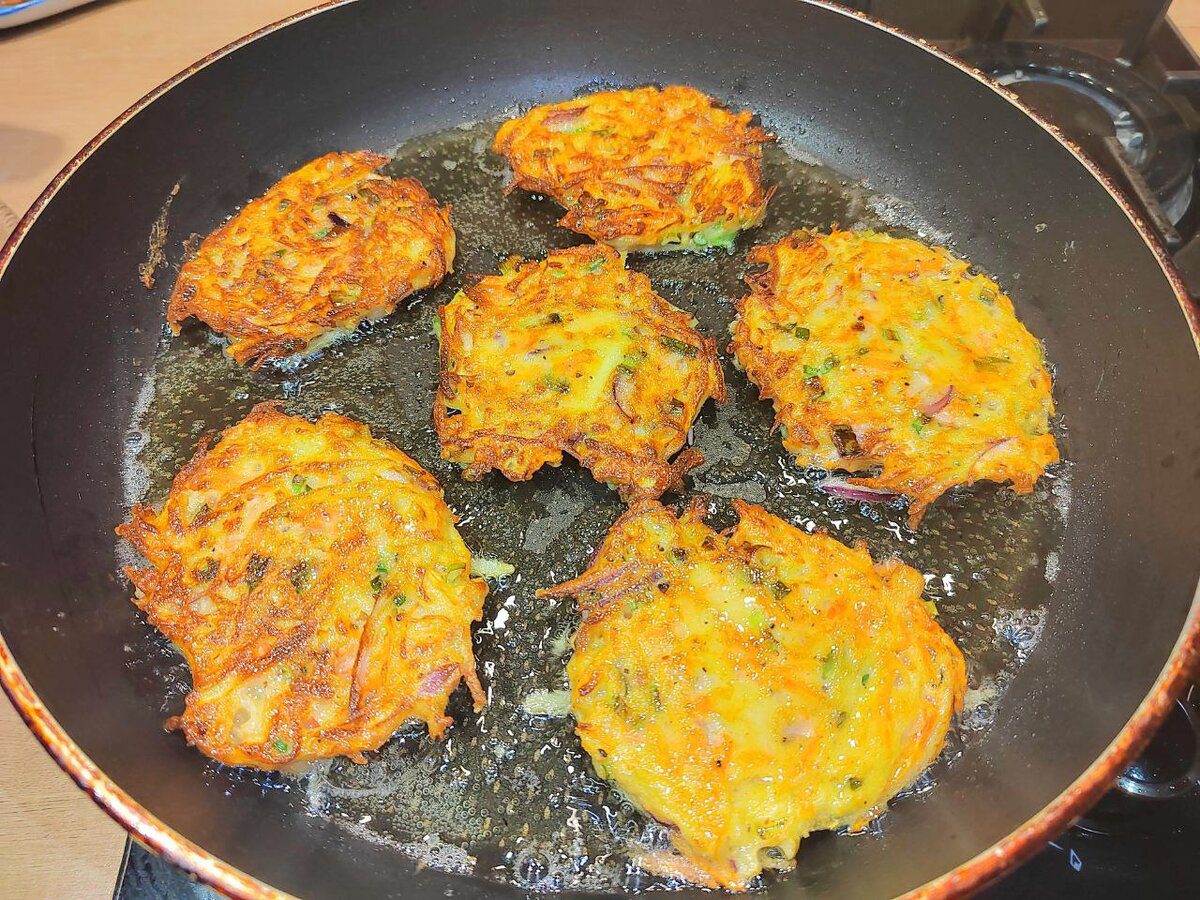 Експерти розповіли, як готувати оладки з моркви та кефіру, аби смачно поїсти із самого ранку