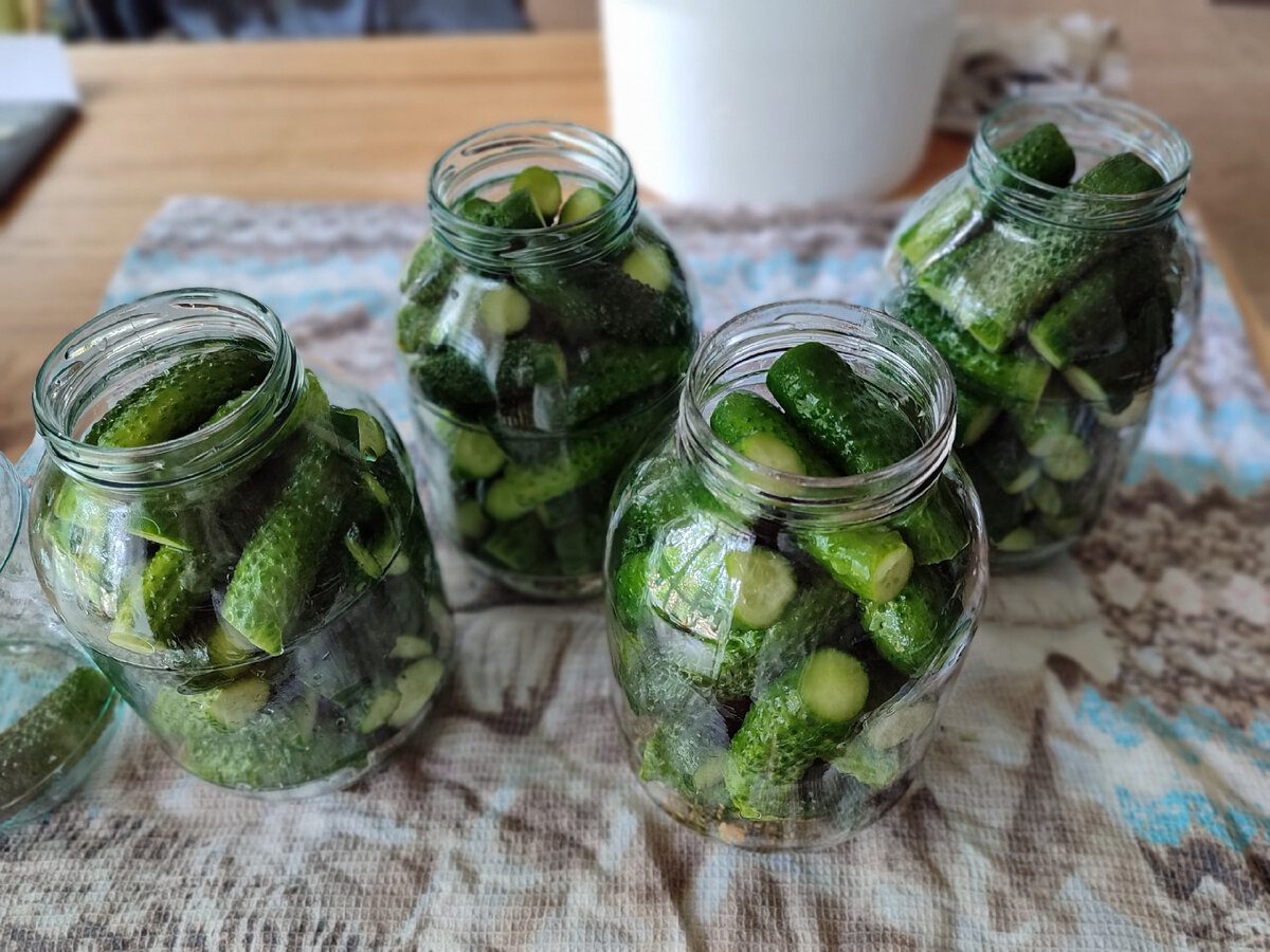 Кулінари розповіли, як швидко та без зайвої метушні приготувати хрусткі огірки на зиму