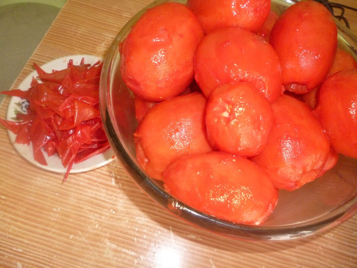 Кулінари розповіли, як приготувати смачний салат на зиму з томатів та яблук у банках