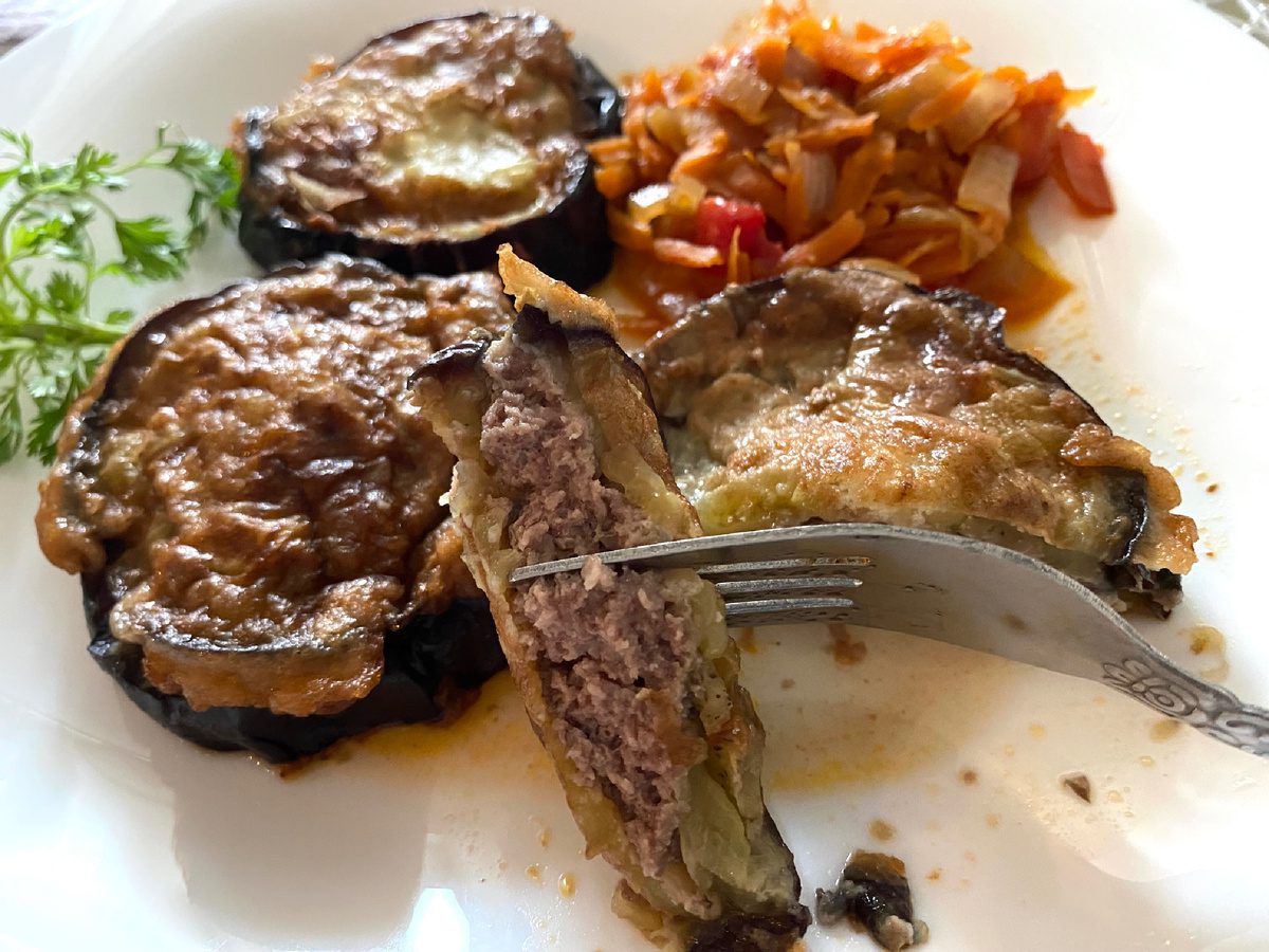 Кулінари розповіли, як приготувати смачну закуску з баклажанів та фаршу на вечерю