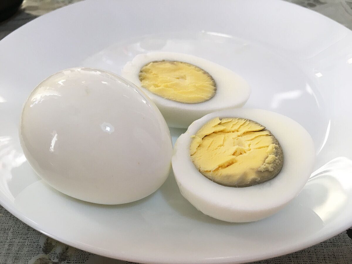 Експерти пояснили, чому краще не заливати приготовані яйця холодною водою