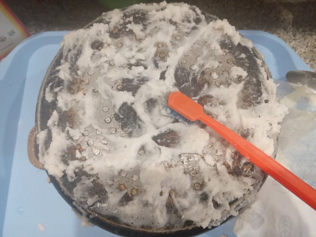 Експерти розповіли, як очистити жирний нагар на сковорідці простим і доступним засобом