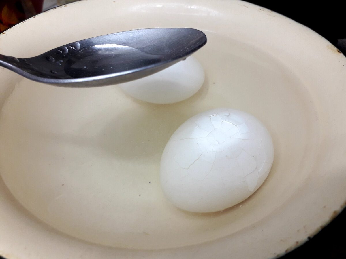 Експерти пояснили, чому краще не заливати приготовані яйця холодною водою