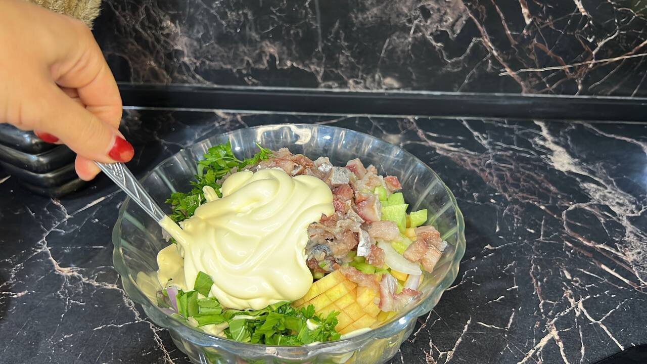 Кулінари розповіли, як приготувати смачний салат з оселедцем – апетитний і соковитий