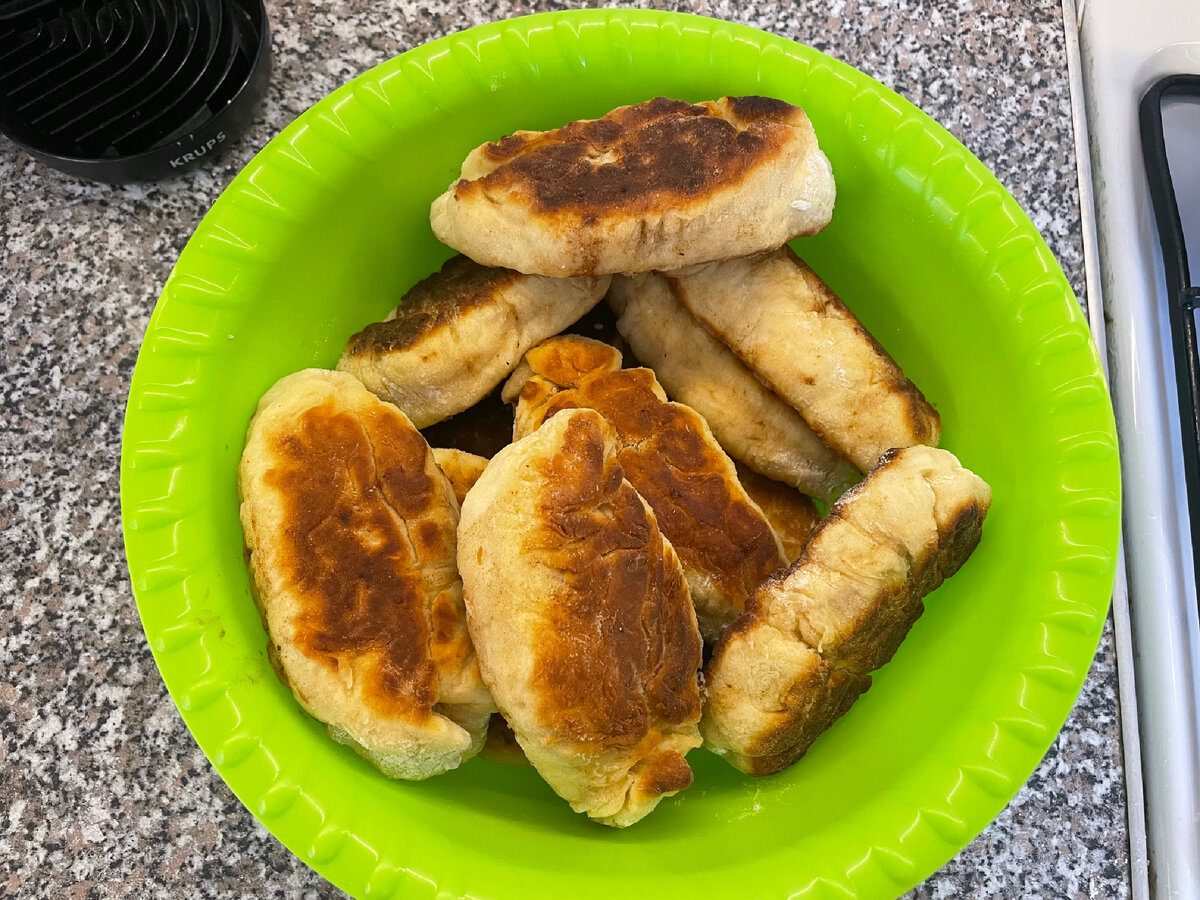 Господині розповіли, як приготувати смачні смажені пиріжки без додавання рослинної олії