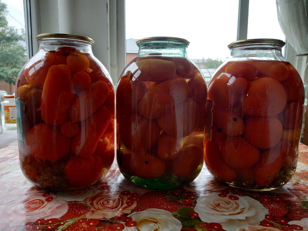 Кулінари розповіли, як приготувати мариновані помідори, аби вони порадували смаком і хрустом