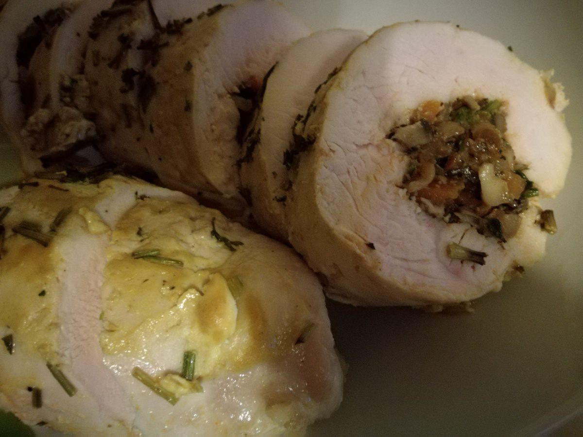 Кулінари розповіли, як приготувати смачні та соковиті курячі рулетики з доступних продуктів