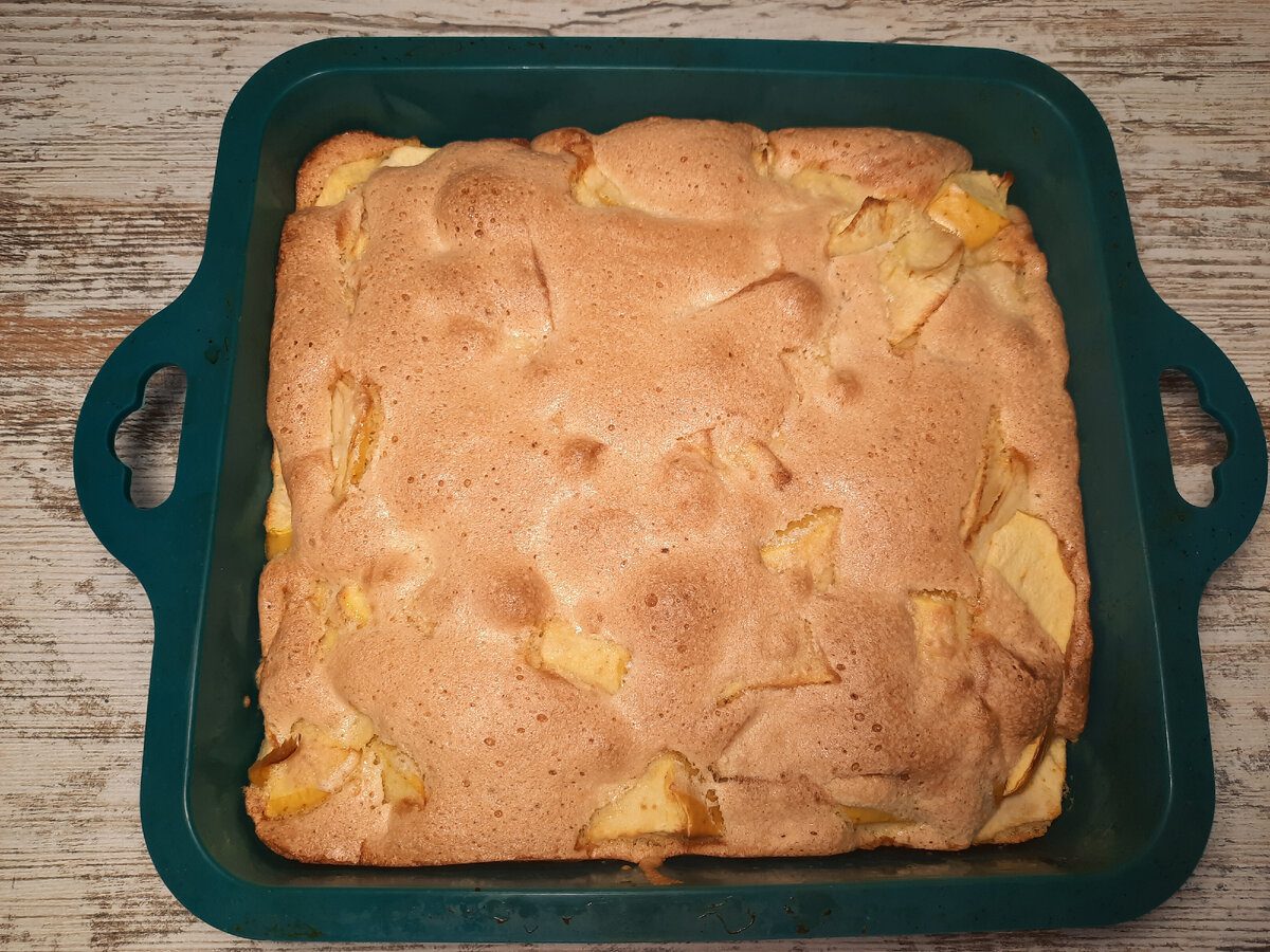 Господині розповіли, як приготувати ароматну та смачну яблучну шарлотку з мінімуму тіста