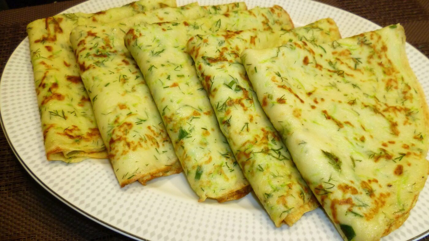 Кулінари розповіли, як приготувати смачні млинці з кабачків на обід чи просто перекус