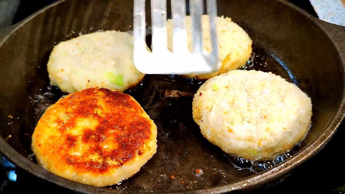 Кулінари розповіли, як приготувати смачні котлети з фаршу, які не будуть розвалюватись