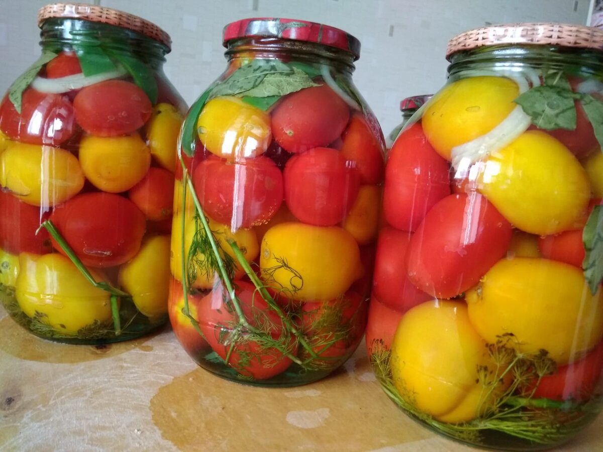 Кулінари розповіли, як приготувати мариновані помідори, аби вони порадували смаком і хрустом