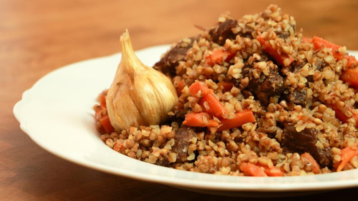 Кулінари розповіли, як можна приготувати незвичайний та оригінальний плов на гречці замість рису