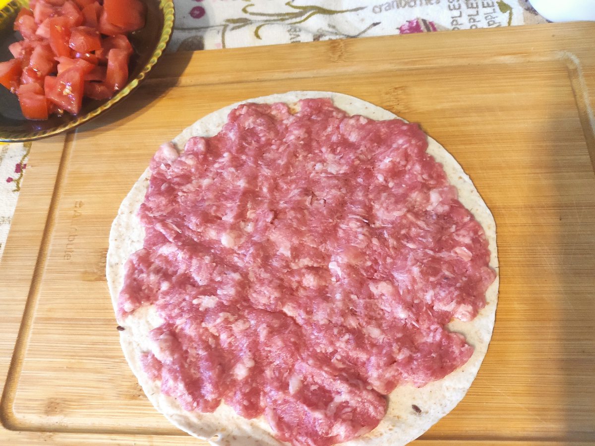 Кулінари розповіли, як приготувати ароматний коржик із м'ясним фаршем по-вірменськи швидко