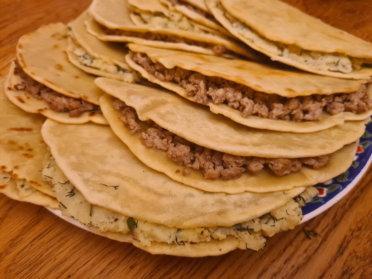 Кулінари розповіли, як приготувати ароматний коржик із м'ясним фаршем по-вірменськи швидко