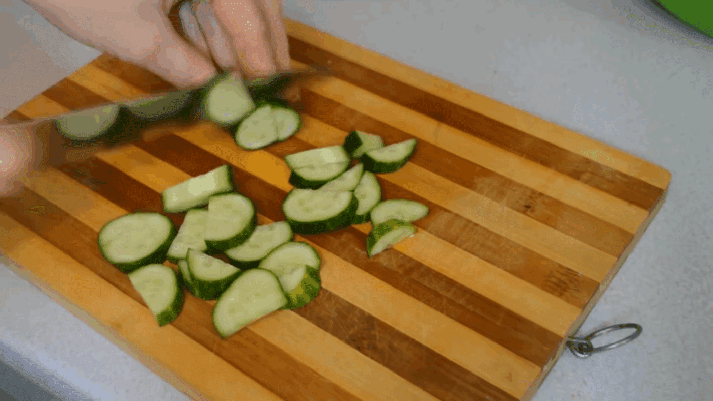 Господині розповіли, як приготувати смачний салат з огірків та баклажанів на зиму