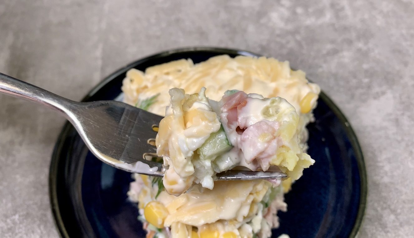 Кулінари розповіли, як приготувати смачний салат із копченою куркою до святкового столу