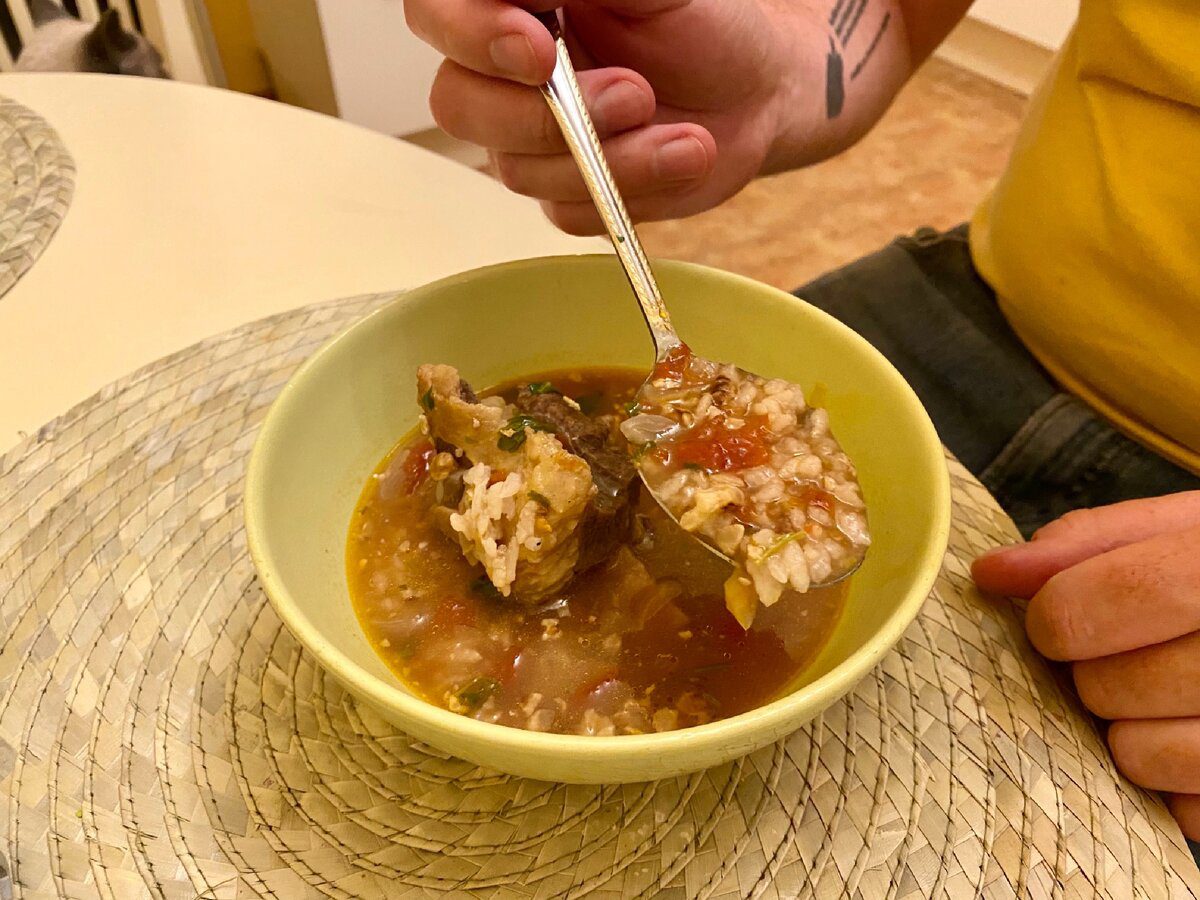 Кулінари розповіли, як приготувати смачне та насичене грузинське харчо на своїй кухні