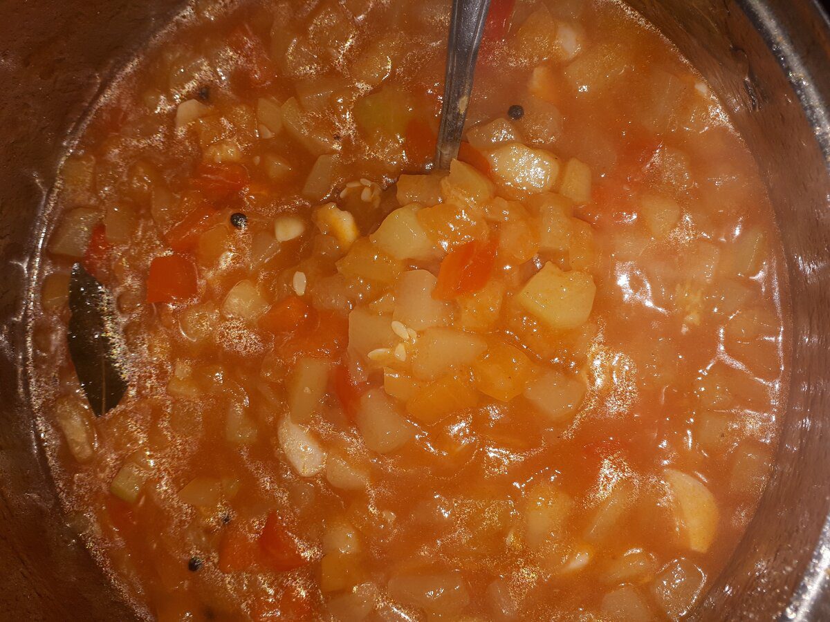 Кулінари розповіли, як приготувати смачне лечо з кабачками в банках на зиму – простий рецепт