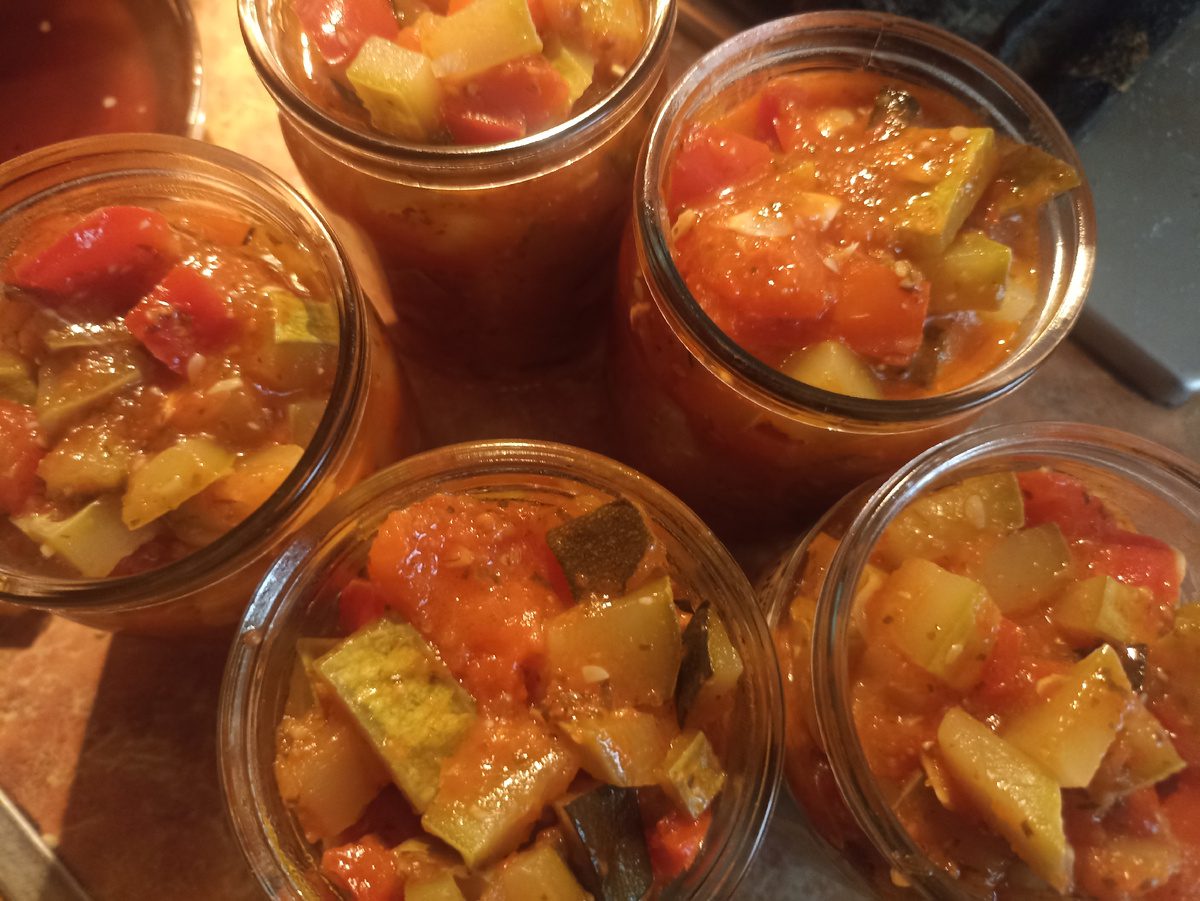 Кулінари розповіли, як приготувати смачне лечо з кабачками в банках на зиму – простий рецепт