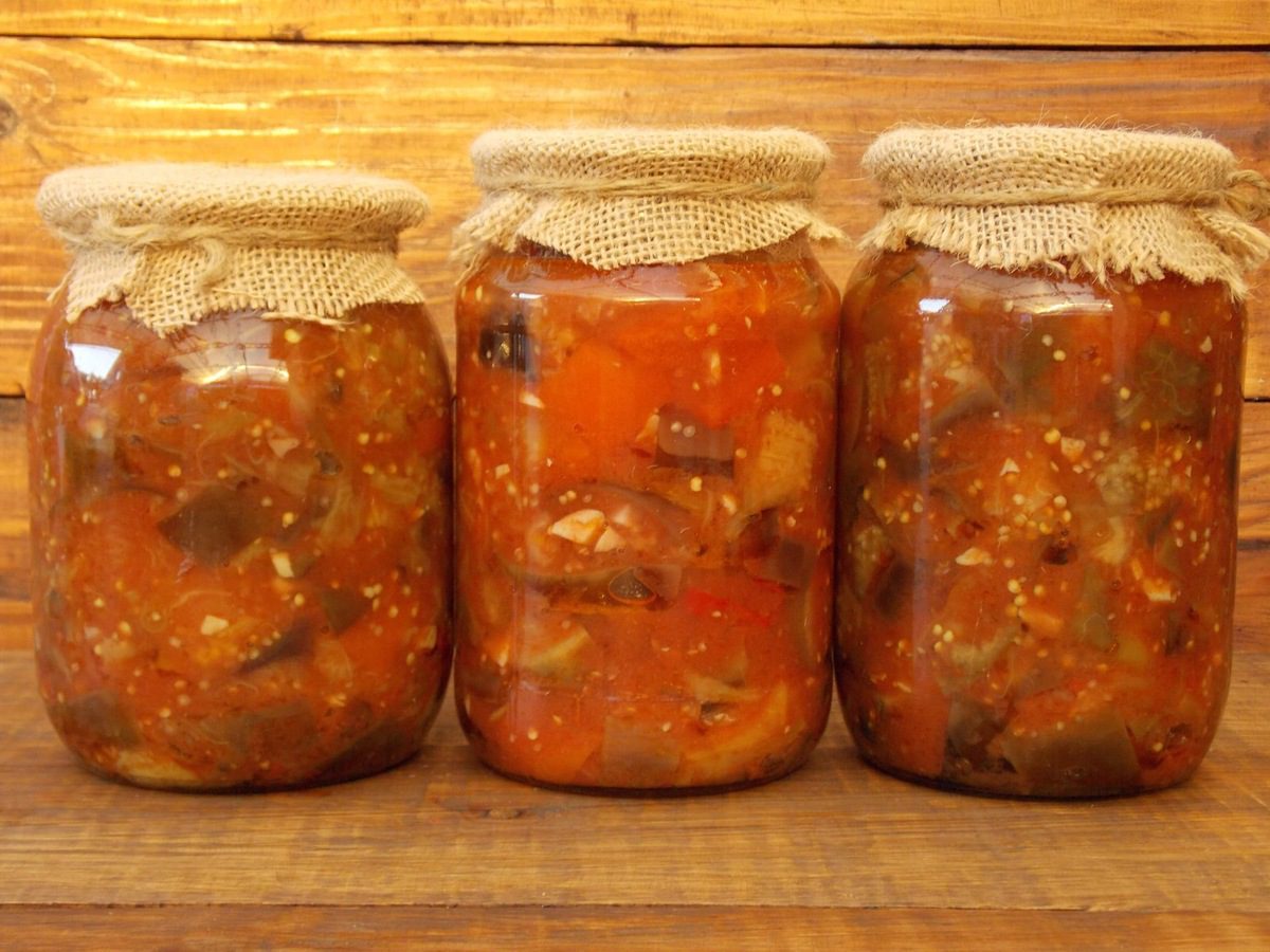 Кулінари розповіли, як приготувати смачний салат з баклажанів на зиму – буде апетитний