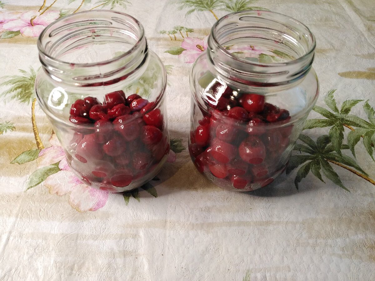 Кулінарні експерти порадили рецепт смачної заготівлі на зиму з вишні та цукру без варіння