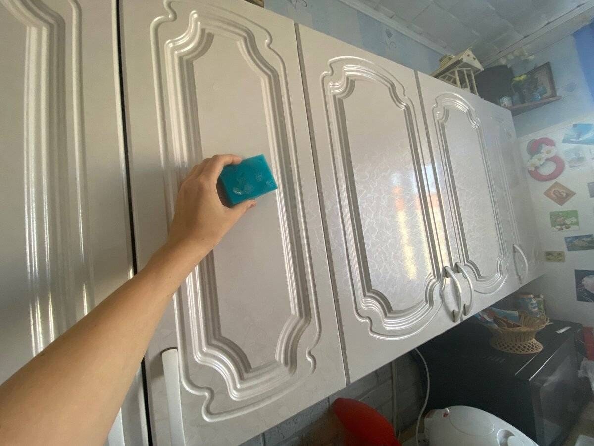 Експерти розповіли, як прибрати жирні плями та наліт на плиті без використання побутової хімії