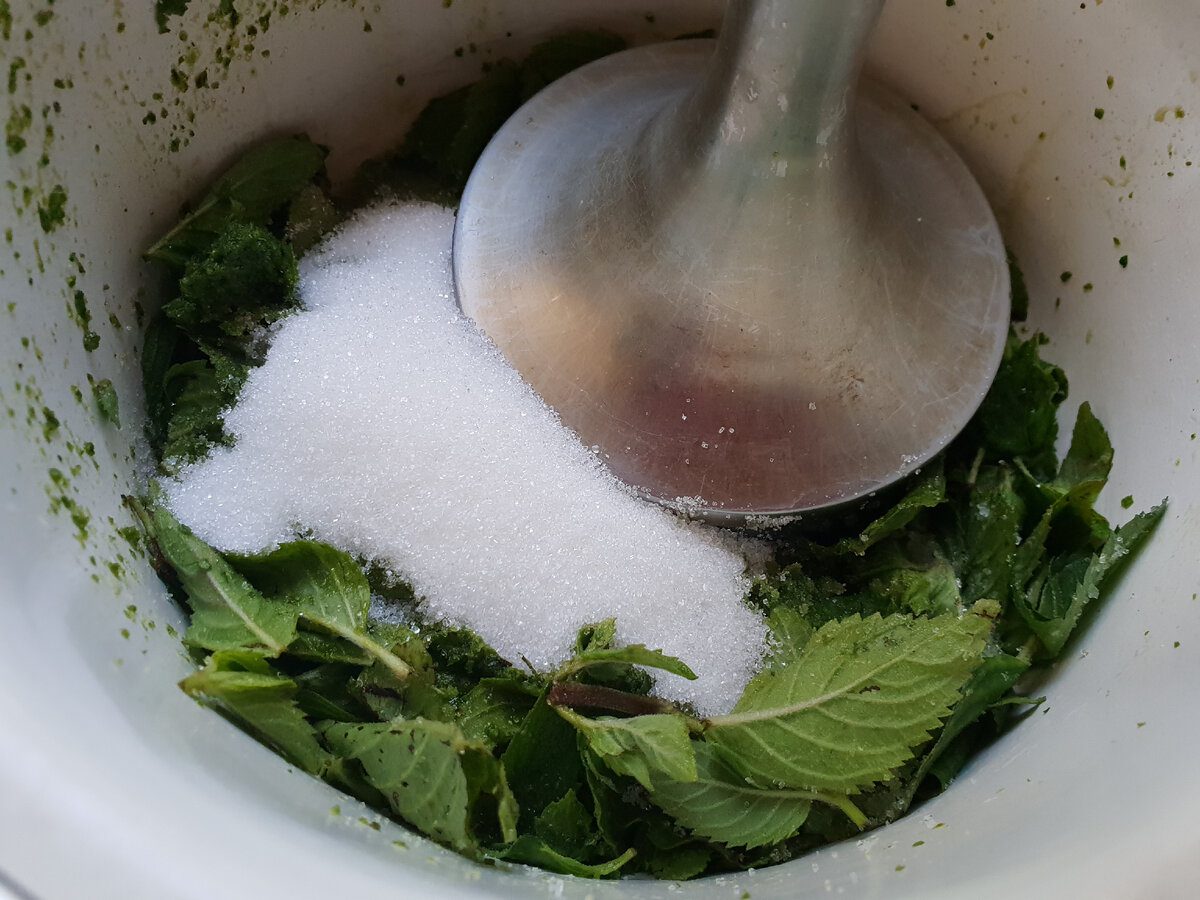 Експерти розповіли, як заготовити м'яту на зиму, аби не сушити її та не заморожувати