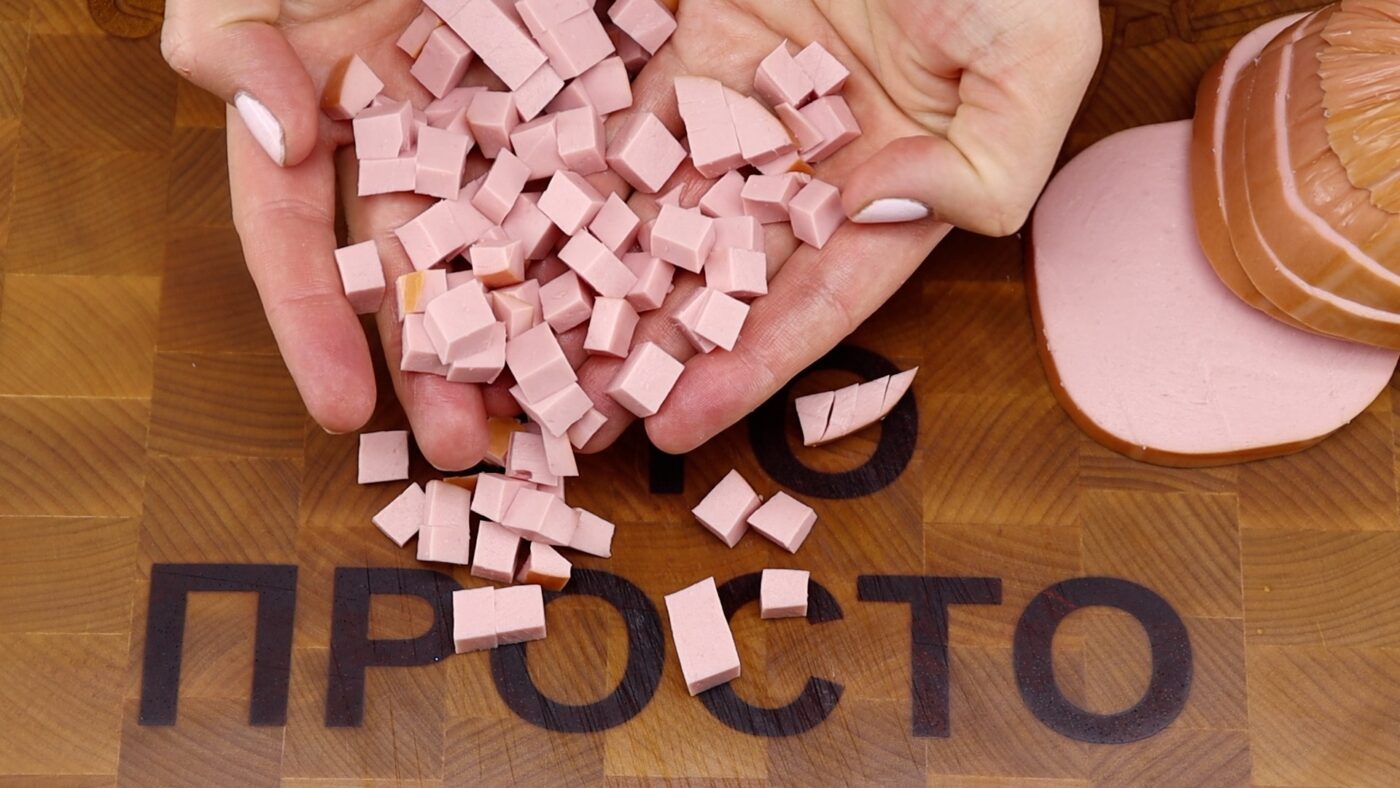 Кулінари розповіли, як приготувати оригінальний салат з ковбасою та овочами шарами